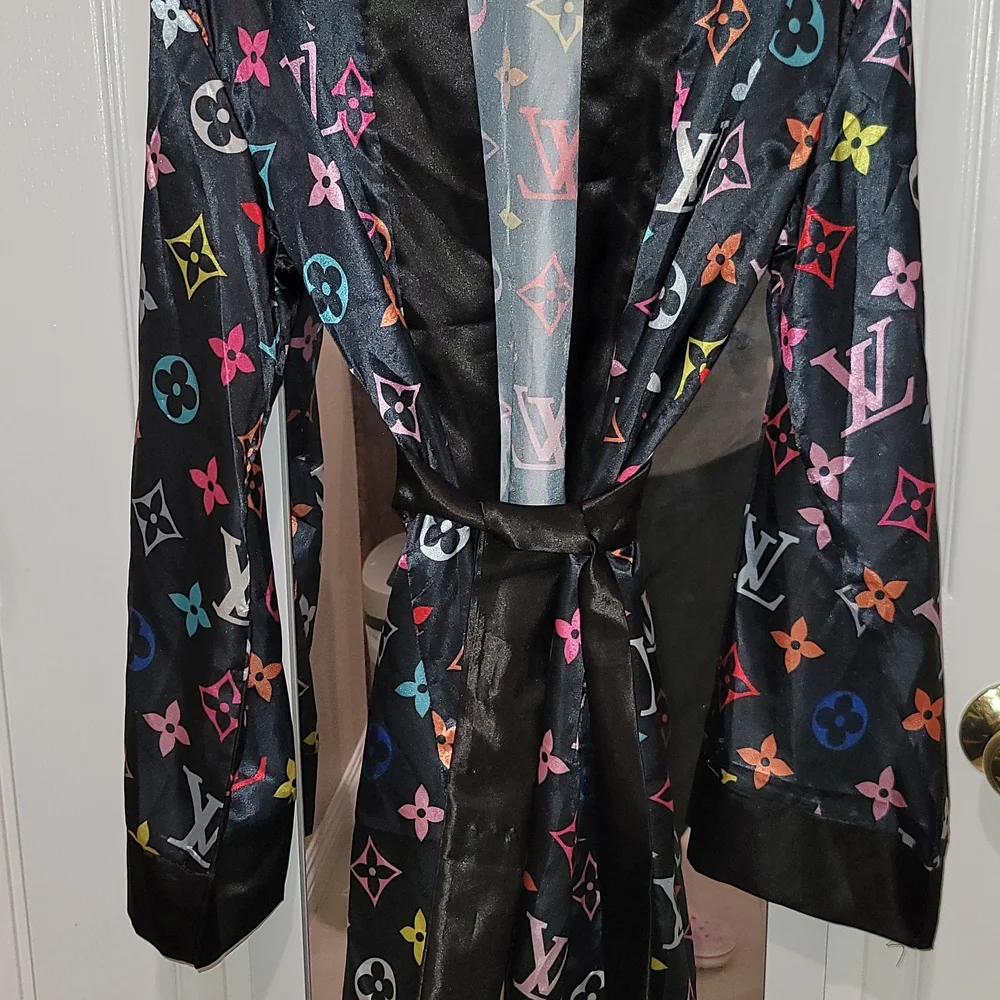 Elegant Black Multicolor Patterned Robe - Picture 1 of 5